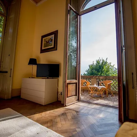 Sleeps 12 Pool Villa Mandello del Lario